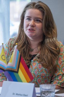 Muenchen, Pressekonferenz im SUB zum CSD, eine Mitarbeiterin von Strong!, Leonie L der bayernweiten LGBTIQ*-Fachstelle g-stock-foto