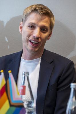 Muenchen, Pressekonferenz im SUB zum CSD, Dominik Krause, Zweiter Buergermeister, mit einem Gru?wort zu Diskriminierung-stock-foto
