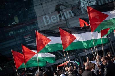 Anti-Israel- und Pro-Pal?stina-Demonstration mit Flaggen auf dem Washingtonplatz vor dem Berliner Hauptbahnhof-stock-foto