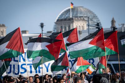 Anti-Israel- und Pro-Pal?stina-Demonstration mit Flaggen auf dem Washingtonplatz vor dem Berliner Hauptbahnhof-stock-foto
