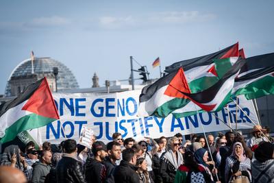 Anti-Israel- und Pro-Pal?stina-Demonstration mit Flaggen auf dem Washingtonplatz vor dem Berliner Hauptbahnhof-stock-foto