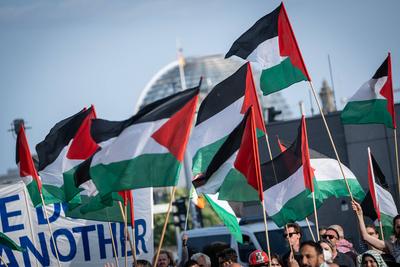 Anti-Israel- und Pro-Pal?stina-Demonstration mit Flaggen auf dem Washingtonplatz vor dem Berliner Hauptbahnhof-stock-foto