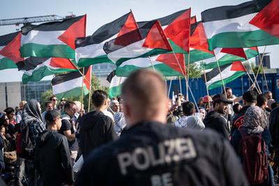 Anti-Israel- und Pro-Pal?stina-Demonstration mit Flaggen auf dem Washingtonplatz vor dem Berliner Hauptbahnhof-stock-foto