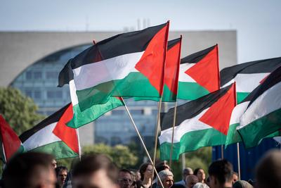 Anti-Israel- und Pro-Pal?stina-Demonstration mit Flaggen auf dem Washingtonplatz vor dem Berliner Hauptbahnhof-stock-foto
