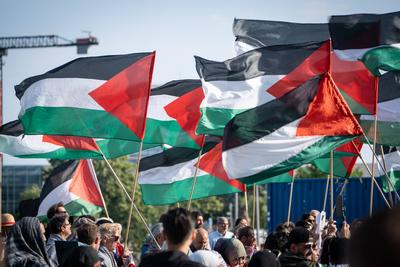 Anti-Israel- und Pro-Pal?stina-Demonstration mit Flaggen auf dem Washingtonplatz vor dem Berliner Hauptbahnhof-stock-foto