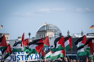 Anti-Israel- und Pro-Pal?stina-Demonstration mit Flaggen auf dem Washingtonplatz vor dem Berliner Hauptbahnhof-stock-foto