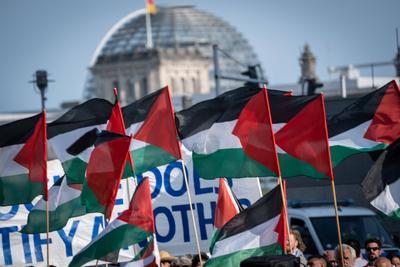 Anti-Israel- und Pro-Pal?stina-Demonstration mit Flaggen auf dem Washingtonplatz vor dem Berliner Hauptbahnhof-stock-foto