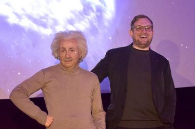 Tim Florian Horn mit der Wachsfigur von Albert Einstein-stock-photo