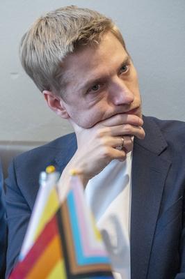 Muenchen, Pressekonferenz im SUB zum CSD, Dominik Krause, Zweiter Buergermeister, mit einem Gru?wort zu Diskriminierung-stock-foto