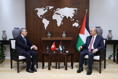 Palestinian Prime Minister Mohammad Mustafa met with Swiss Foreign Minister Ignazio Cassis at his office in Ramallah-stock-foto