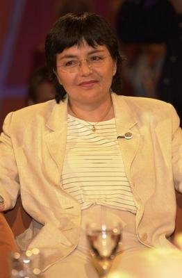 Bildnummer: 56928012  Datum: 06.09.2002  Copyright: imago/teutopressDr. Jenny de la Torre (?rztin) 09/02 her Frau ?rztin Arzt Medizinerin Medzin Einsatz f?r Obdachlose Auszeichnung Ehrung Goldene Henne 2002 dunkelhaarig kurzhaarig Brille Schmuck Kette Anh?nger Friedenssymbol Symbol Zeichen f?r Frieden leger Blazer Shirt wei? sitzend Saal Studio Show Talkshow Gast halb hoch l?chelnd zuh?rend zur Seite schauend Fototermin NDR Talk Show (NDR) am 06.09.2002 in Hamburg People x0x xkg 2002 hoch  56928012 Date 06 09 2002 Copyright Imago  Dr Jenny de La Torre Doctor 09 02 her Woman Doctor Doctor Medicine woman Medzinische Use for Homeless Award Ceremony Golden Hen 2002 dark haired short Glasses Jewellery Chain Trailers Peace symbol symbol Sign for Peace casual Blazer Shirt white seated Room Studio Show Talk show Guest half vertical smiling listening to Side looking Photo call NDR Talk Show NDR at 06 09 2002 in Hamburg Celebrities x0x xkg 2002 vertical-stock-foto