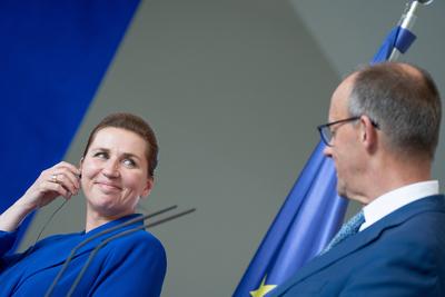 Deutscher Bundeskanzler empf?ngt die d?nische Ministerpr?sidentin im Bundeskanzleramt ? Tysklands forbundskansler modtager Danmarks statsminister i forbundskancelliet ? The German Chancellor welcomes the Danish Prime Minister at the Federal Chancel-stock-foto