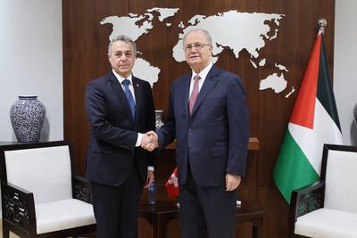 Palestinian Prime Minister Mohammad Mustafa met with Swiss Foreign Minister Ignazio Cassis at his office in Ramallah-stock-foto