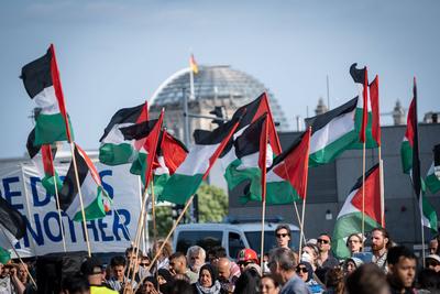 Anti-Israel- und Pro-Pal?stina-Demonstration mit Flaggen auf dem Washingtonplatz vor dem Berliner Hauptbahnhof-stock-foto
