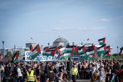 Anti-Israel- und Pro-Pal?stina-Demonstration mit Flaggen auf dem Washingtonplatz vor dem Berliner Hauptbahnhof-stock-foto