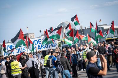 Anti-Israel- und Pro-Pal?stina-Demonstration mit Flaggen auf dem Washingtonplatz vor dem Berliner Hauptbahnhof-stock-foto