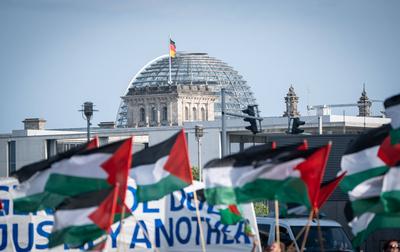 Anti-Israel- und Pro-Pal?stina-Demonstration mit Flaggen auf dem Washingtonplatz vor dem Berliner Hauptbahnhof-stock-foto