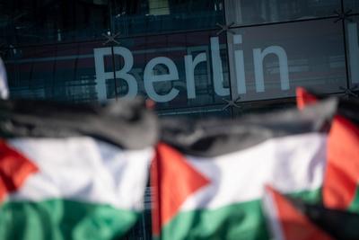 Anti-Israel- und Pro-Pal?stina-Demonstration mit Flaggen auf dem Washingtonplatz vor dem Berliner Hauptbahnhof-stock-foto