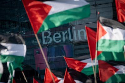 Anti-Israel- und Pro-Pal?stina-Demonstration mit Flaggen auf dem Washingtonplatz vor dem Berliner Hauptbahnhof-stock-foto