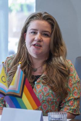 Muenchen, Pressekonferenz im SUB zum CSD, eine Mitarbeiterin von Strong!, Leonie L der bayernweiten LGBTIQ*-Fachstelle g-stock-foto