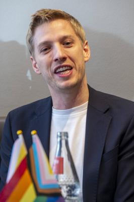 Muenchen, Pressekonferenz im SUB zum CSD, Dominik Krause, Zweiter Buergermeister, mit einem Gru?wort zu Diskriminierung-stock-foto