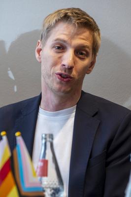 Muenchen, Pressekonferenz im SUB zum CSD, Dominik Krause, Zweiter Buergermeister, mit einem Gru?wort zu Diskriminierung-stock-foto