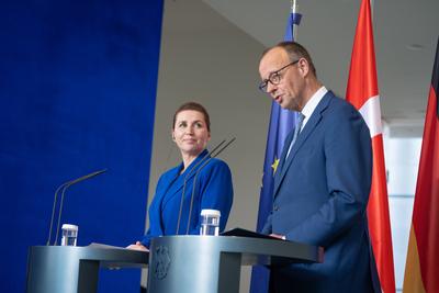 Deutscher Bundeskanzler empf?ngt die d?nische Ministerpr?sidentin im Bundeskanzleramt ? Tysklands forbundskansler modtager Danmarks statsminister i forbundskancelliet ? The German Chancellor welcomes the Danish Prime Minister at the Federal Chancel-stock-foto