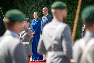 Deutscher Bundeskanzler empf?ngt die d?nische Ministerpr?sidentin im Bundeskanzleramt ? Tysklands forbundskansler modtager Danmarks statsminister i forbundskancelliet ? The German Chancellor welcomes the Danish Prime Minister at the Federal Chancel-stock-foto