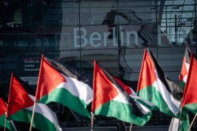Anti-Israel- und Pro-Pal?stina-Demonstration mit Flaggen auf dem Washingtonplatz vor dem Berliner Hauptbahnhof-stock-foto
