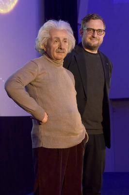 Tim Florian Horn mit der Wachsfigur von Albert Einstein-stock-photo