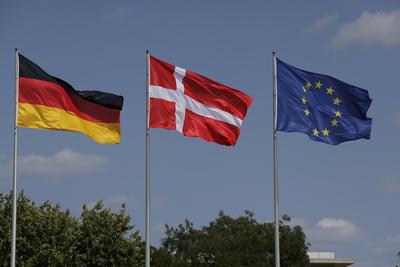 Flaggen: Deutschland, D?nemark, Europa, Deutschland, Berlin, Bundeskanzleramt, Bildtermin bei der Begr??ung der Minister-stock-foto