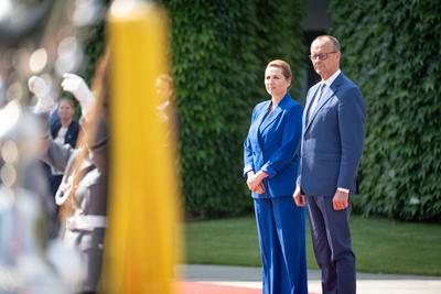 Deutscher Bundeskanzler empf?ngt die d?nische Ministerpr?sidentin im Bundeskanzleramt ? Tysklands forbundskansler modtager Danmarks statsminister i forbundskancelliet ? The German Chancellor welcomes the Danish Prime Minister at the Federal Chancel-stock-foto