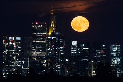 Erdbeermond ?ber der Frankfurter Skyline-stock-foto