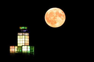 Juni-Vollmond steht ?ber dem Albinm?ller Turm im Stadtpark in Magdeburg (Sachsen-Anhalt). Er tr?gt wegen seiner besonder-stock-foto