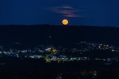 Erdbeermond ?ber dem Rheinland-stock-foto