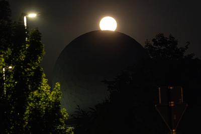Erdbeermond ?ber dem Rheinland-stock-foto