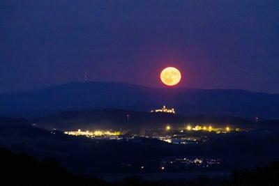 11.06.2025, GER, Natur / News, Erdbeermond ?ber dem Th?ringer Wald-stock-photo