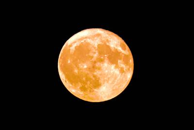 Juni-Vollmond in Magdeburg (Sachsen-Anhalt). Er tr?gt wegen seiner besonderen Erscheinung den klangvollen Namen Erdbeerm-stock-foto