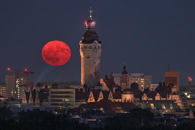 Leipzig, 11.06.2025 Erdbeermond geht ?ber Leipzig auf, hinter dem Neuen Rathaus Sachsen Deutschland *** Leipzig, 11 06 2-stock-foto