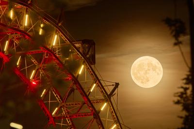 Tiefststehender Vollmond  seit 2007-stock-foto