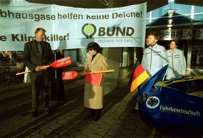 BUND Klima Schlauchboot Depesche BUND Aktivisten mit Schlauchboot f?r Umweltminister Trittin-stock-photo