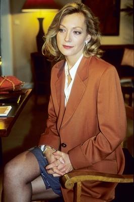 Constanze Engelbrecht 12/91 dar hoch halb sitzend Stuhl Beine ernst Frau Schauspiel Fernsehen Serie blond H?nde seri?s-stock-foto