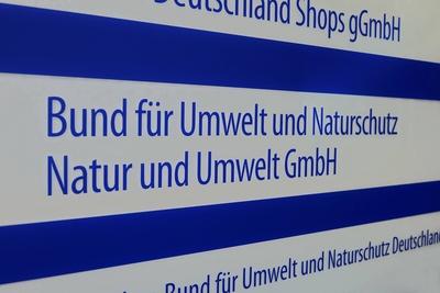 29 04 2016 Mitte Am K?nischen Park Berlin Schild des Bund f?r Umwelt und Naturschutz Bund f?r-stock-photo