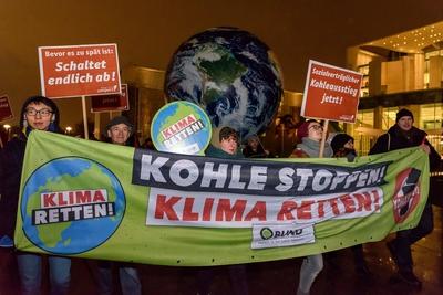Umweltaktivisten von Campact und Greenpeace demonstrieren anl?sslich eines Treffens von Bundeskanzle-stock-foto