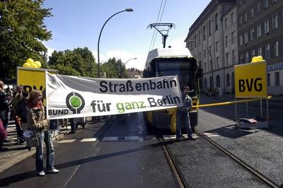 Bildnummer: 51263727  Datum: 28.05.2006  Copyright: imago/Bernd FriedelStra?enbahn f?r ganz Berlin - Demonstranten des BUND fordern den weiteren Ausbau des Stra?enbahnnetzes anl?sslich der Einweihung der Verl?ngerung der Stra?enbahnlinie M10 von der Eberswalder Stra?e zum Nordbahnhof in Berlin, Personen , Objekte; 2006, Berlin, Stra?enbahnstrecke, Streckener?ffnung, Streckenerweiterung, Linienerweiterung, Er?ffnung, Er?ffnungsfahrt, Stra?enbahn, Stra?enbahnen, Tram, Trams, BVG, Berliner Verkehrsbetriebe, ?PNV, ?ffentlicher Personennahverkehr, Nahverkehr, ?ffentliche Verkehrsmittel, M 10, Bund f?r Umwelt und Naturschutz, Schriftzug, Transparent, Transparente, Demo, Demonstrant; , quer, Kbdig, Einzelbild, Transport, Logistik, Wirtschaft, Schriftzug, Logos, Deutschland,  , Stra?e, Verkehr,-stock-foto