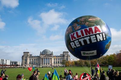 22.10.2022, Berlin, Deutschland, Europa - Demonstranten ziehen waehrend der Protestveranstaltung Solidarisch durch die K-stock-foto