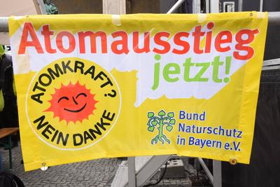 Transparent Muenchen 15.04.2023 0deonsplatz Bund Naturschutz Bayern und Greenpaece Demo-Feier zum Atomausstieg Muenchen-stock-foto
