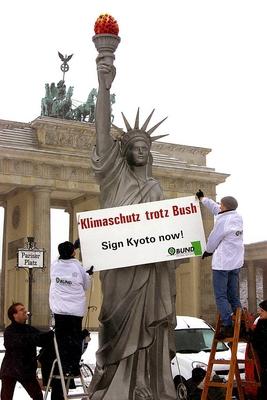 Bildnummer: 50681237  Datum: 14.02.2005  Copyright: imago/PEMAXAktivisten des BUNDES FREUNDE DER ERDE beim Anbringen eines Schildes mit dem Schriftz?gen KLIMASCHUTZ TROTZ BUSH und SIGN KYOTO NOW an die Freiheitsstatute auf dem Pariser Platz vor dem Brandenburger Tor in Berlin - Protestaktion anl?sslich des Inkrafttretens des KYOTO ABKOMMENS , Personen , Objekte , Geb?ude, au?en, Au?enansicht; 2005, Berlin, Figur, Figuren, Statue, Statuen, Skulptur, Skulpturen, Bund, Naturschutzbund, Blume, Bund f?r Umwelt und Naturschutz, Umweltbund, Protestaktionen, Aktion, Aktionen, Protest, Proteste, Naturschutzaktion, Naturschutzaktionen, Abkommen, Kyotoabkommen, Aktivisten, Umweltaktivist, Umweltaktivisten; , hoch, Kbdig, Totale, Deutschland,  , Gesellschaft / Umweltschutz, Umweltsch?tzer, Natursch?tzer-stock-photo