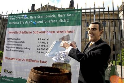 Subventionsfass dicht machen Deutschland Berlin 20 06 2003 BUND Aktion Subventionsfass dicht m-stock-foto