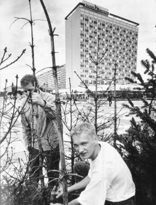Dresden, historisch, Prager Stra?e: Mitglieder der BUNDjugend bauen einen Klagewald f?r Dresden auf. Juni 1997. vorn: To-stock-foto